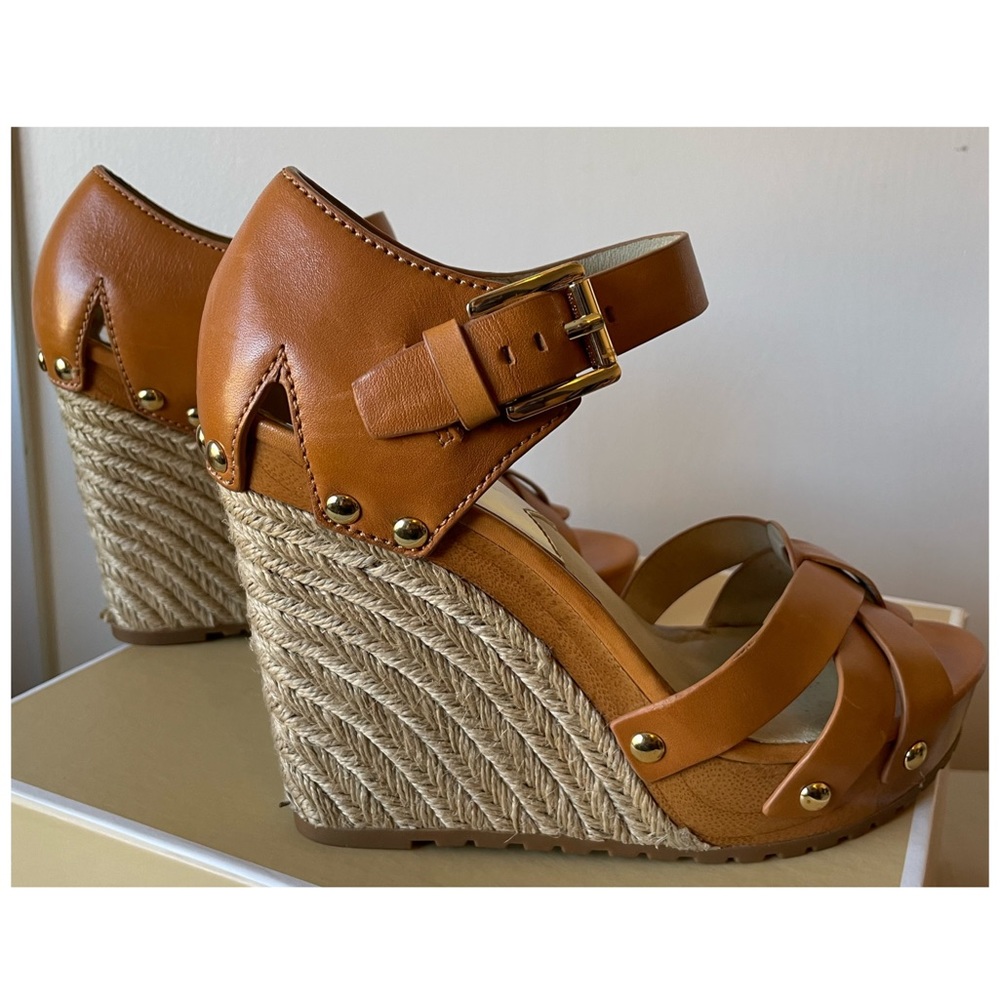 Michael Kors Somerly wedge in peanut. - Picture 3 of 11